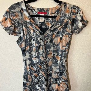 Short sleeve blouse. 100% silk. Lined.